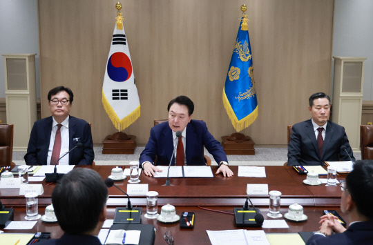 윤석열 대통령이 10일 서울 용산 대통령실에서 열린 '대외여건 변화에 따른 긴급 경제·안보 점검회의'를 주재하며 발언하고 있다. 이날 회의는 미국 트럼프 정부 출범에 따른 경제 및 안보정책 변화와 영향을 점검하기 위해 열렸다.<연합뉴스>